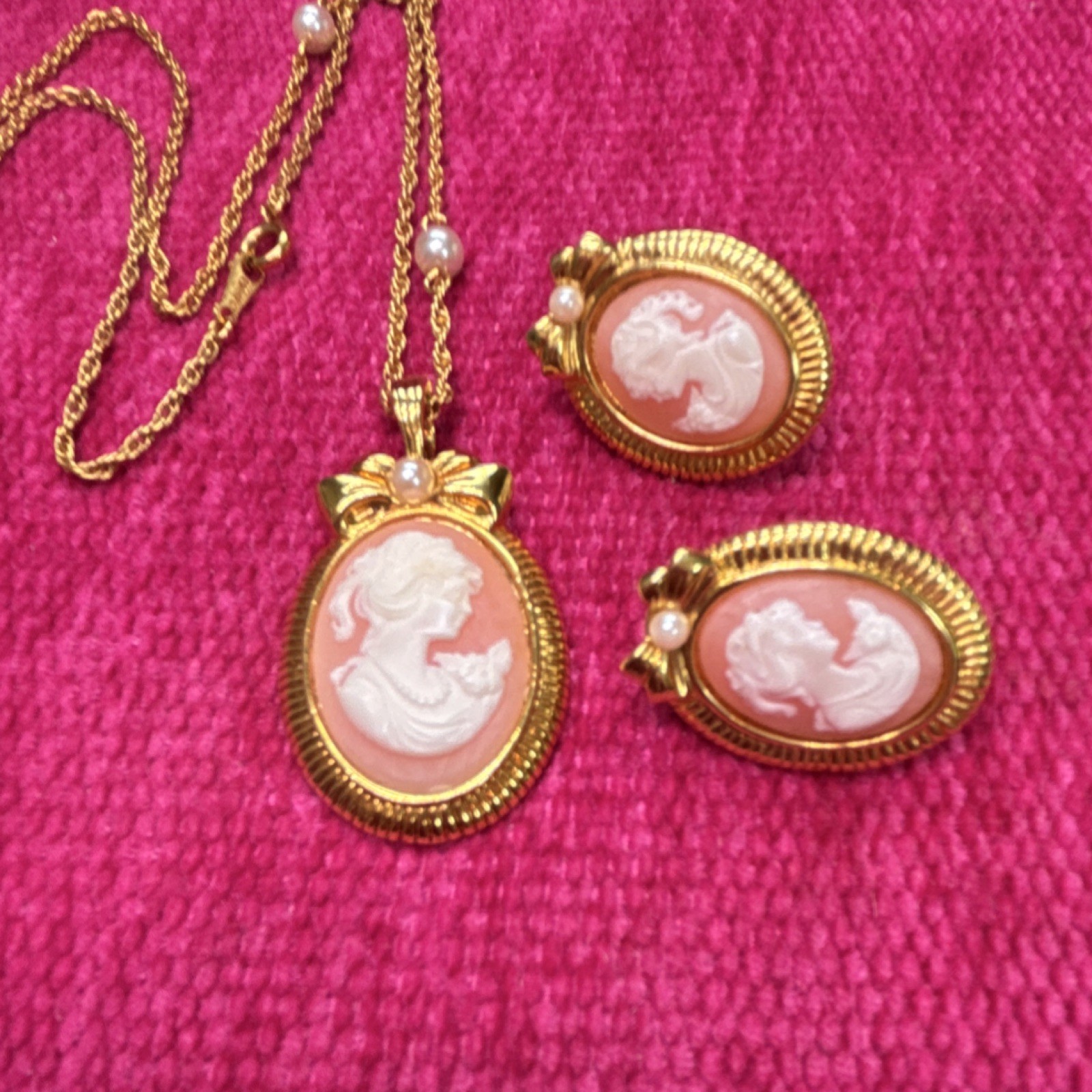 Vintage AVON Gold Tone Cameo Necklace & Earrings Set White & Pink Oval