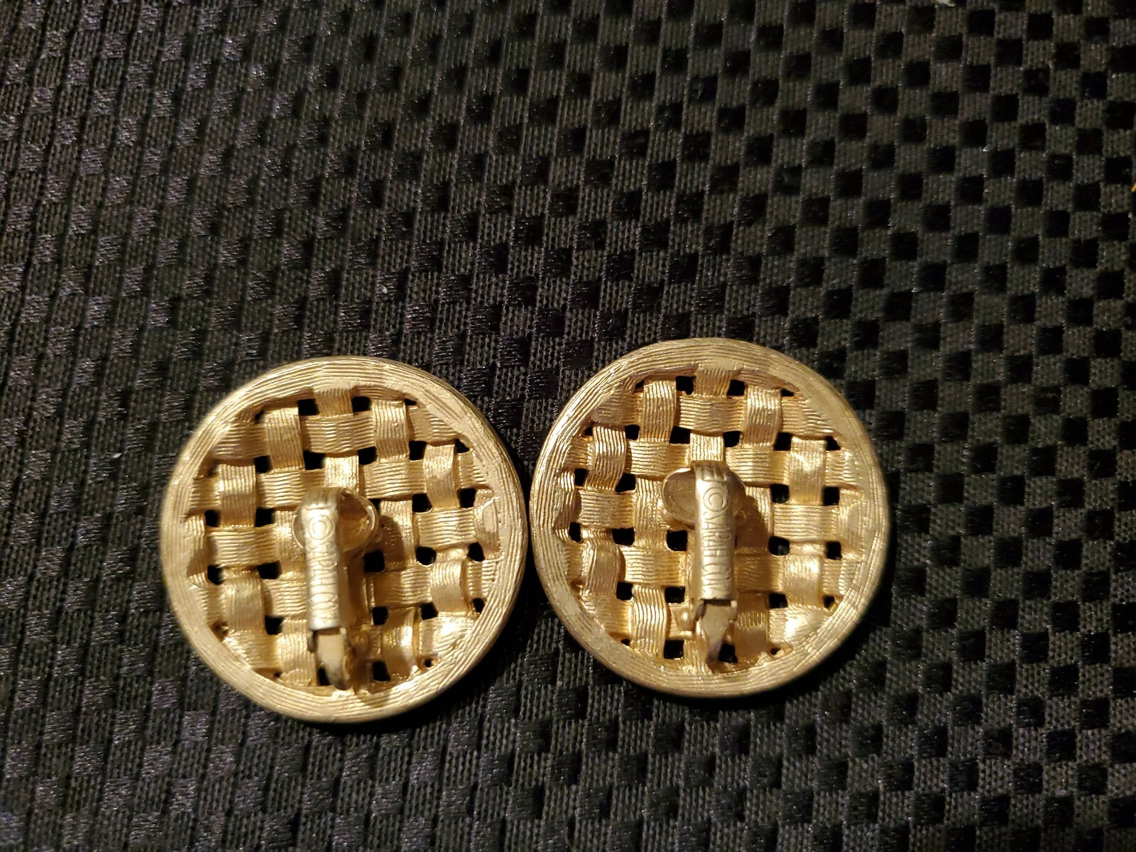VINTAGE SARAH COVENTRY GOLD TONE WOVEN CLIP ON EARRINGS BUSINESS CASUAL 1″ ROUND