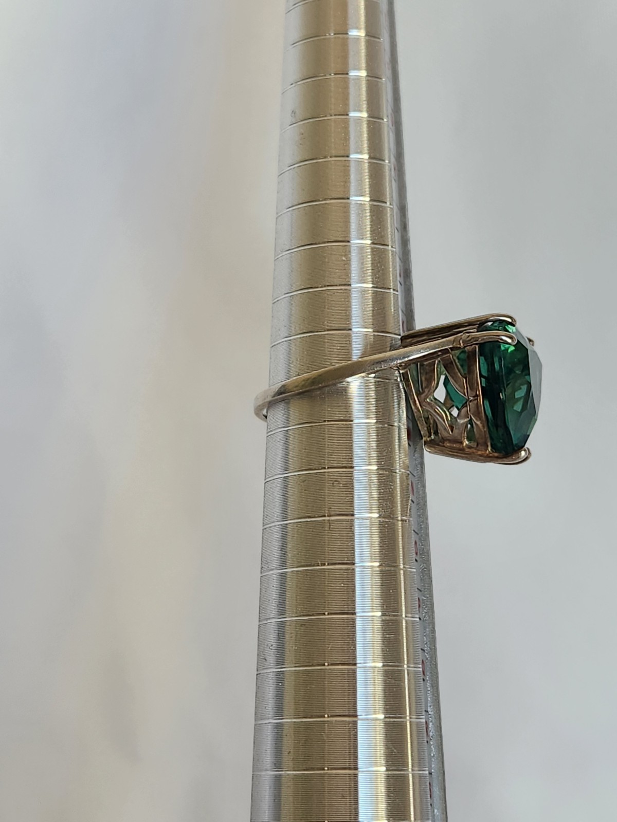 VINTAGE Sterling Silver 925 Trillion Cut Green EMERALD – SIZE 6