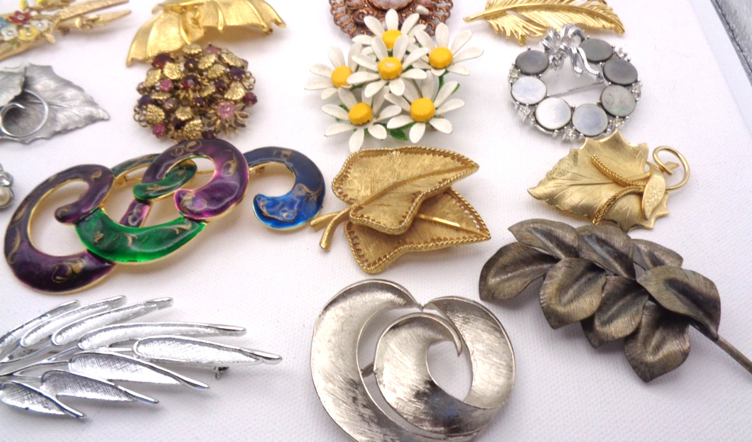 25 Vintage Cabochon Crystal Enamel Faux Pearl Rhinestone Flower Leaf Brooch Lot