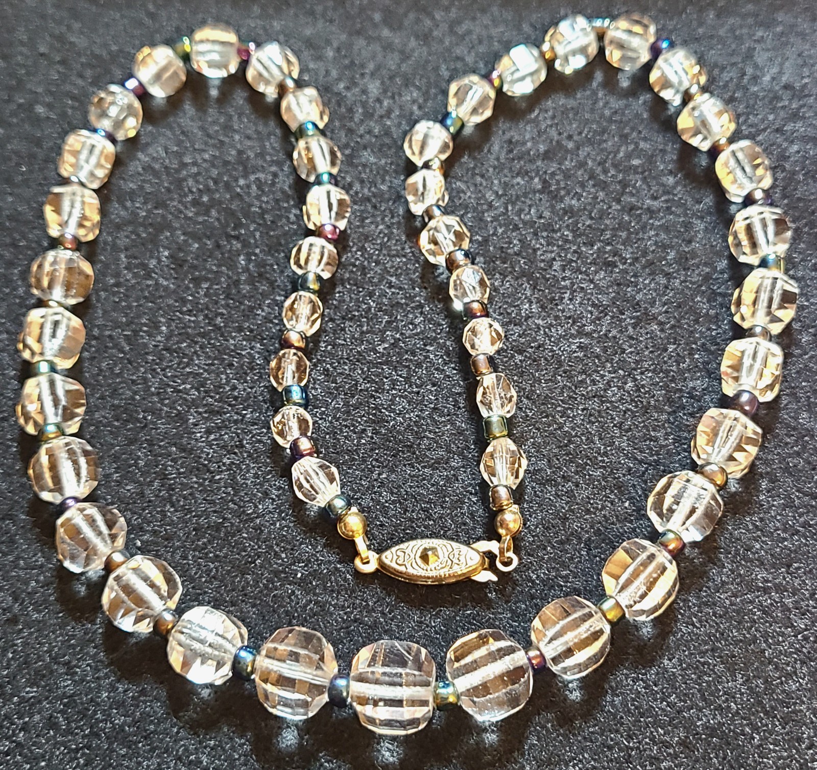 VINTAGE STUNNING GOLD TONE AURORA BOREALIS FACETED GLASS NECKLACE