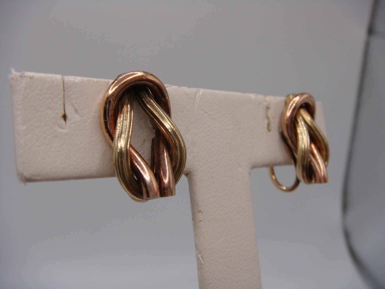 VINTAGE SIGNED CATAMORE 1/20 12K GOLD FILLED DUAL TONE KNOT SCREW BACK EARRING