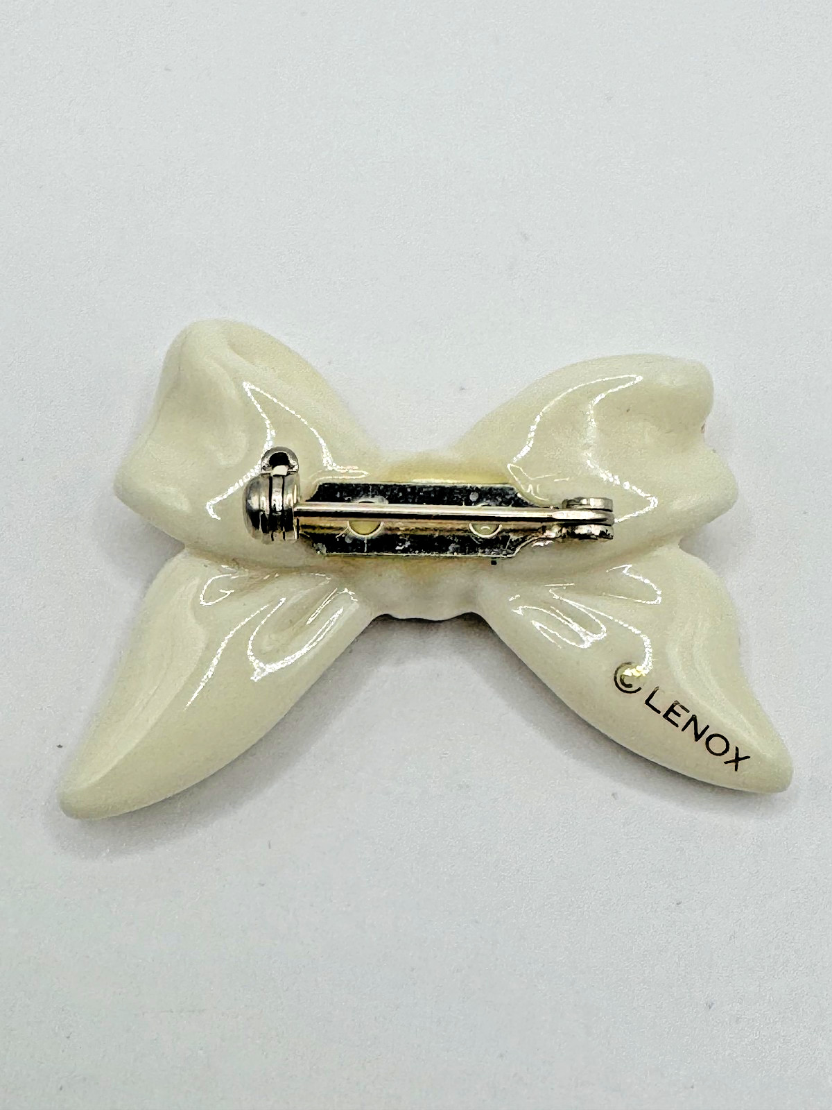 LENOX PORCELAIN BOW BROOCH PIN IVORY GOLD TRIM RIBBON CERAMIC JEWELRY LAPEL