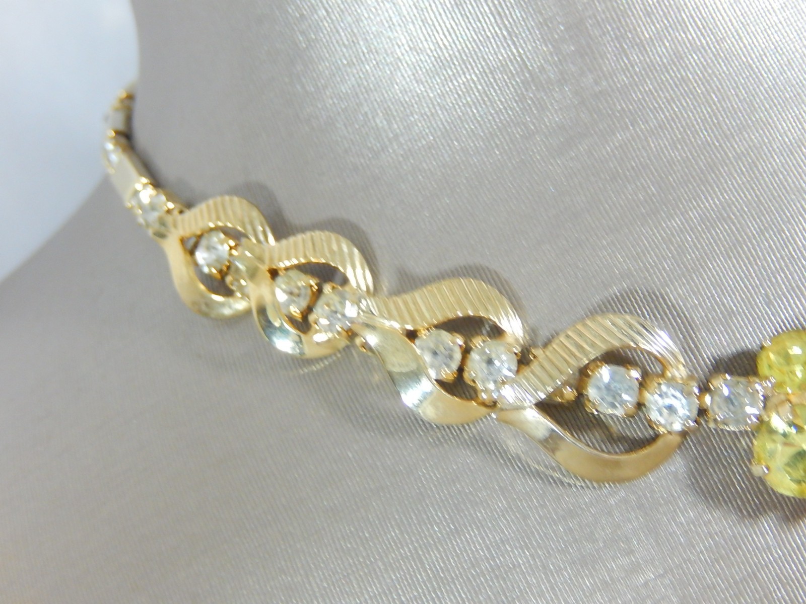 VINTAGE MCM NECKLACE SARAH COVENTRY YELLOW & CLEAR RHINESTONE 15-17″