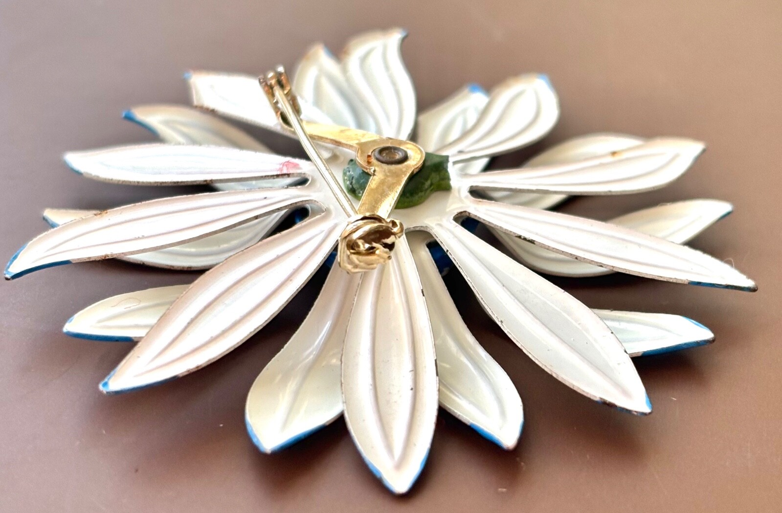 VINTAGE METAL ENAMEL FLOWER PIN,WHITE & BLUE DAISY BROOCH,FLOWER FASHION,COLLECT