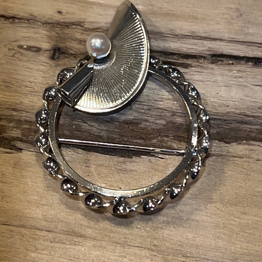 1950’s Fan Fair Circle Silver Tone Brooch Vintage Faux Pearl