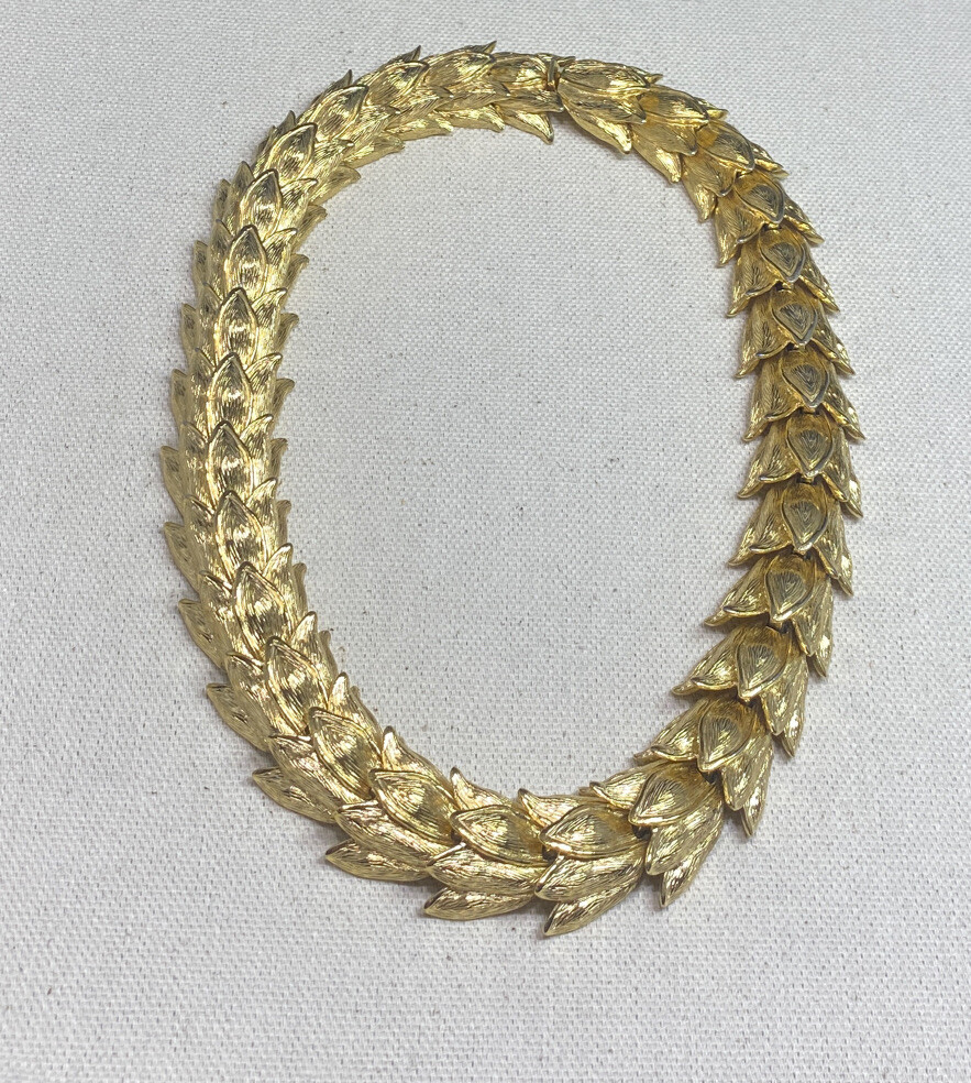 Necklace Heavy Gold Tone Floral Necklace Choker Flower Chain Link 16.5 in