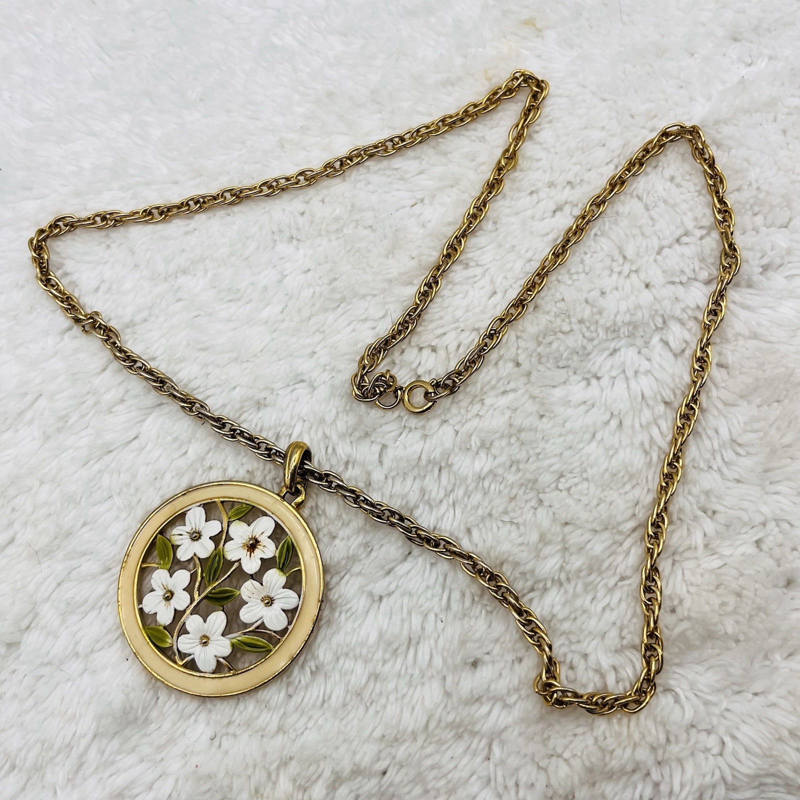 Vintage Enamel Flower Necklace White Daisy Pendant Hippie Boho 24″