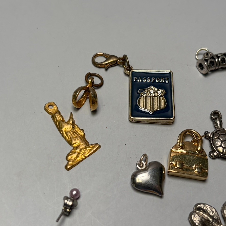 VINTAGE ESTATE JEWELRY LOT of 16 Pendants Charms Dangles