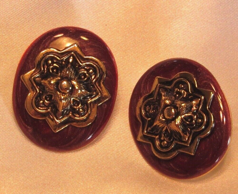 REDISH BROWN MARBLED ENAMEL & GOLD TONE METAL PIERCED EARRINGS H839