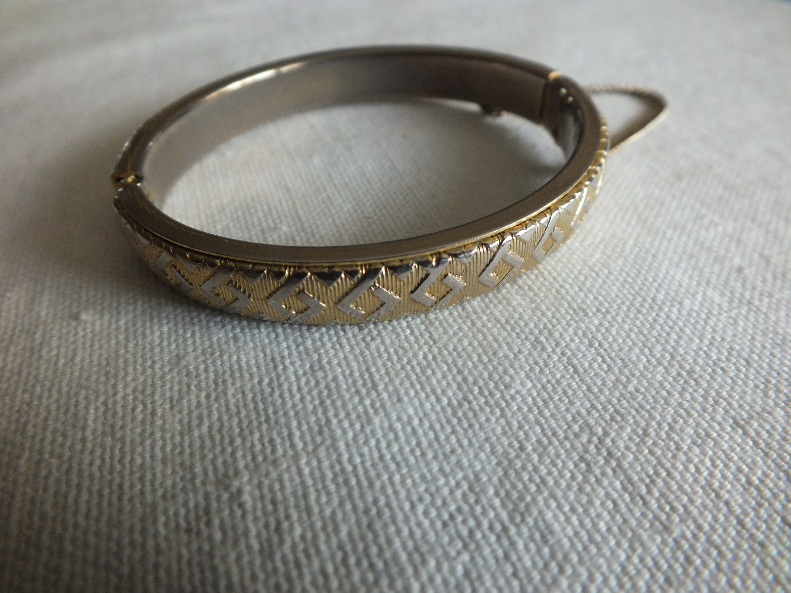 Beautiful Clasp Bracelet Gold Tone Texture Safety Chain 2 3/8 Across 3/8″ Wide