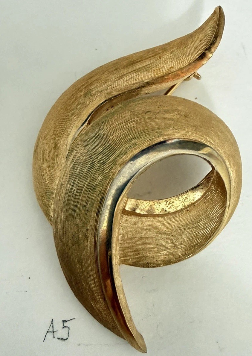 Vintage Trifari Abstract Swirl Ribbon Brooch Gold Tone Signed