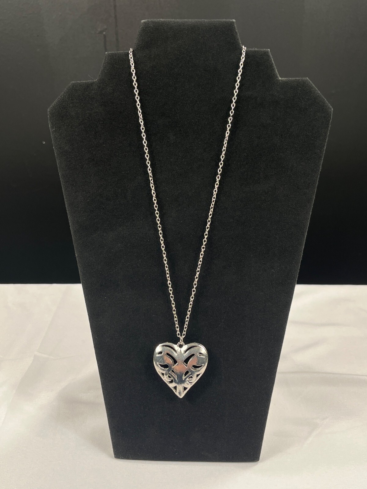 Vampire Diaries SKU 7847 Caroline Forbes Antique Silver Open Heart Chain & Penda