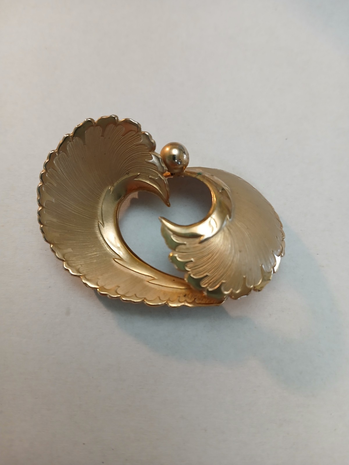 Vintage Coro Pegasus Gold Tone Florentine Feather Brooch Pin, 2″x1.5″