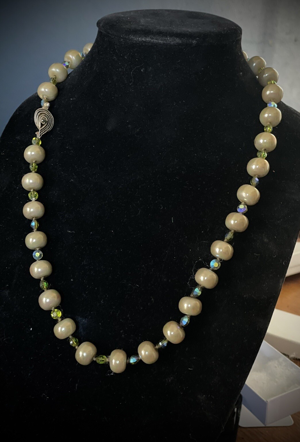 Vintage SIGNED Vogue Gold Tone Green Glass Bead Choker Necklace rhinestone clasp