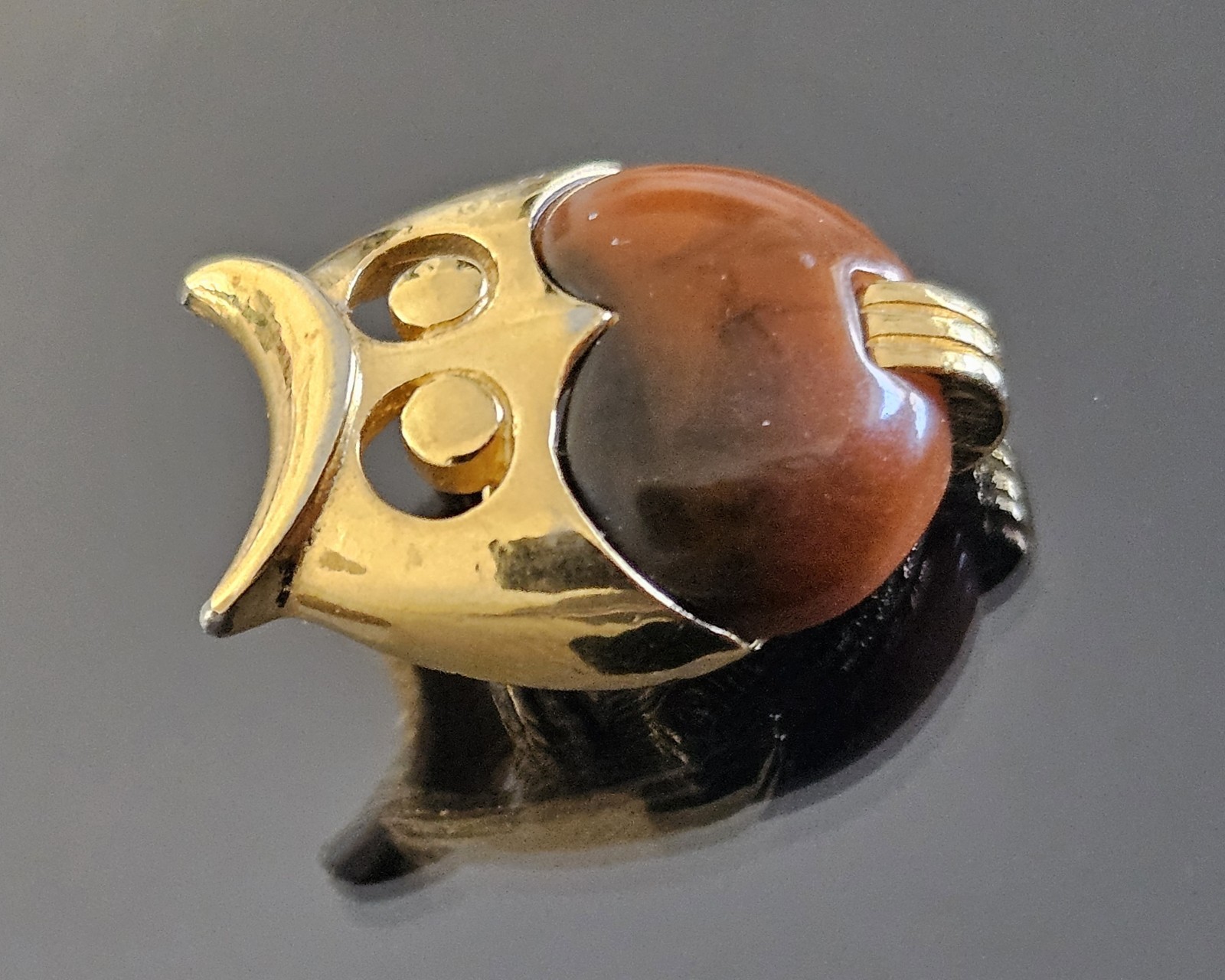 Vintage Small CROWN TRIFARI Gold Tone With BROWN LUCITE OWL BROOCH PIN .75″