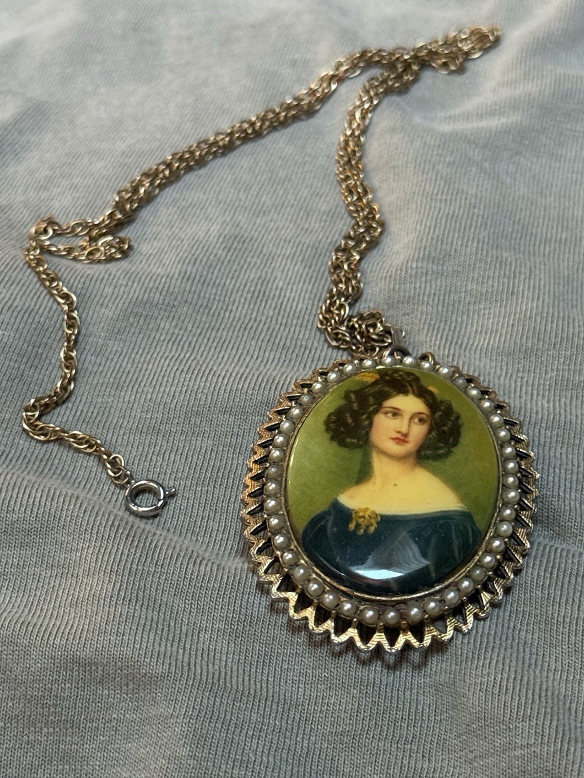 Vintage Portrait Pendant Necklace with Baroness 17J Hidden Watch Gold Filled