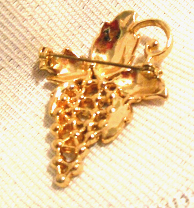 VTG GOLD TONE BUNCH OF GRAPES w/VINE LEAVES & PRETTY RHINESTONES PIN–2″