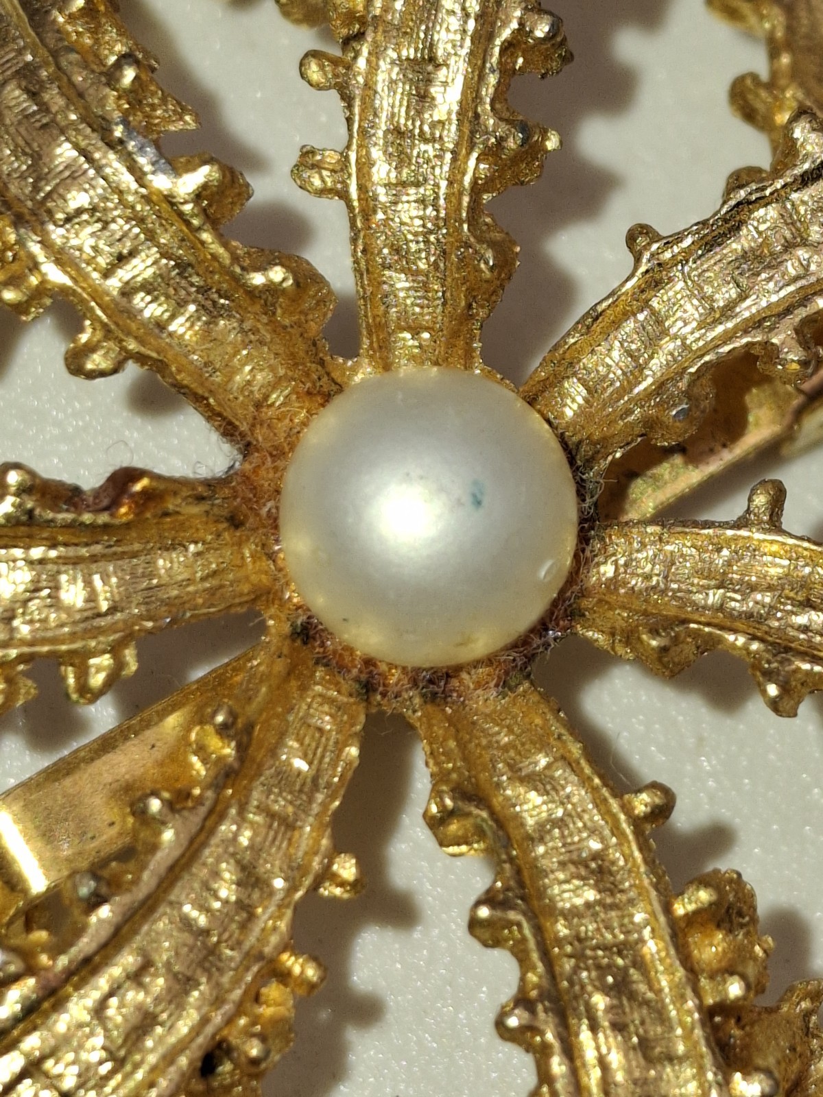 Graziano Vintage Signed Gold Tone Flower Brooch with Pearl Center Almost 2″ EUC