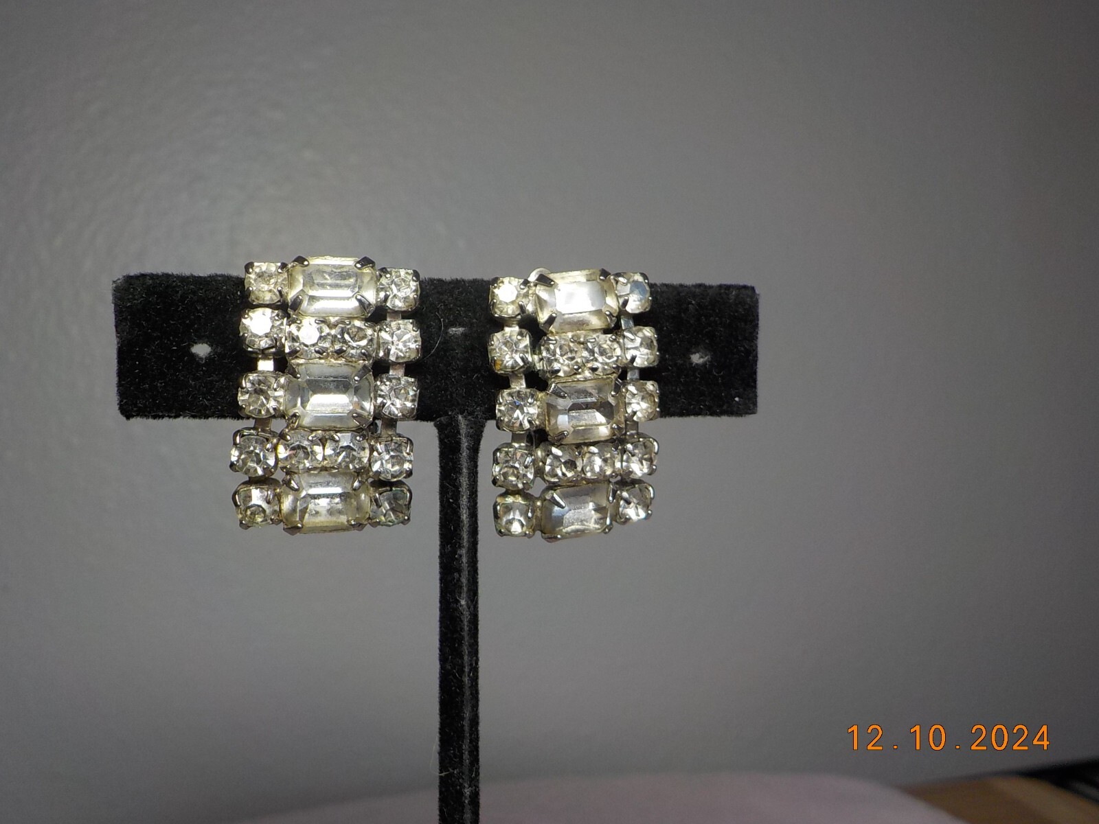 VINTAGE CLEAR RHINESTONE CLUSTER CLIP-ON EARRINGS W/EMERALD/ROUND CUT STONES