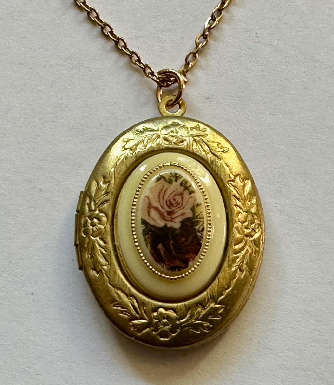Vintage locket oval brass w PINK flower cabachon pendant 1 1/4″ necklace 20″ GP