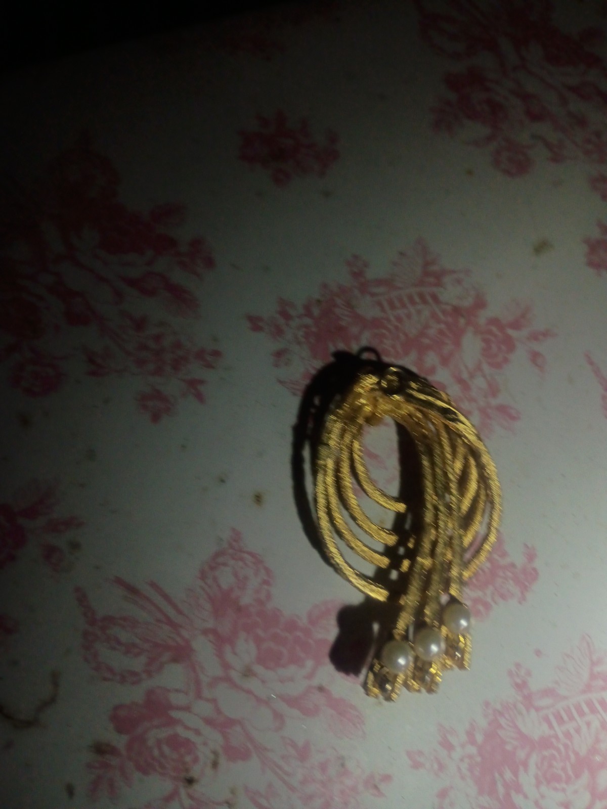 Rare Vintage Ivory and Gold Mesh Western Brooch With Faux Pearls. Circa 1940’s
