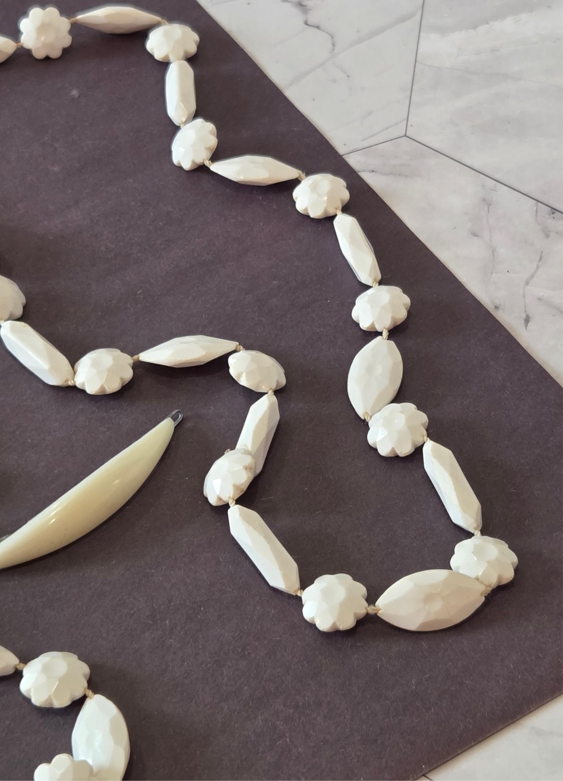 VINTAGE-RETRO Fabulous 2 Piece White Beaded Necklace / Barrette Set mixed brands