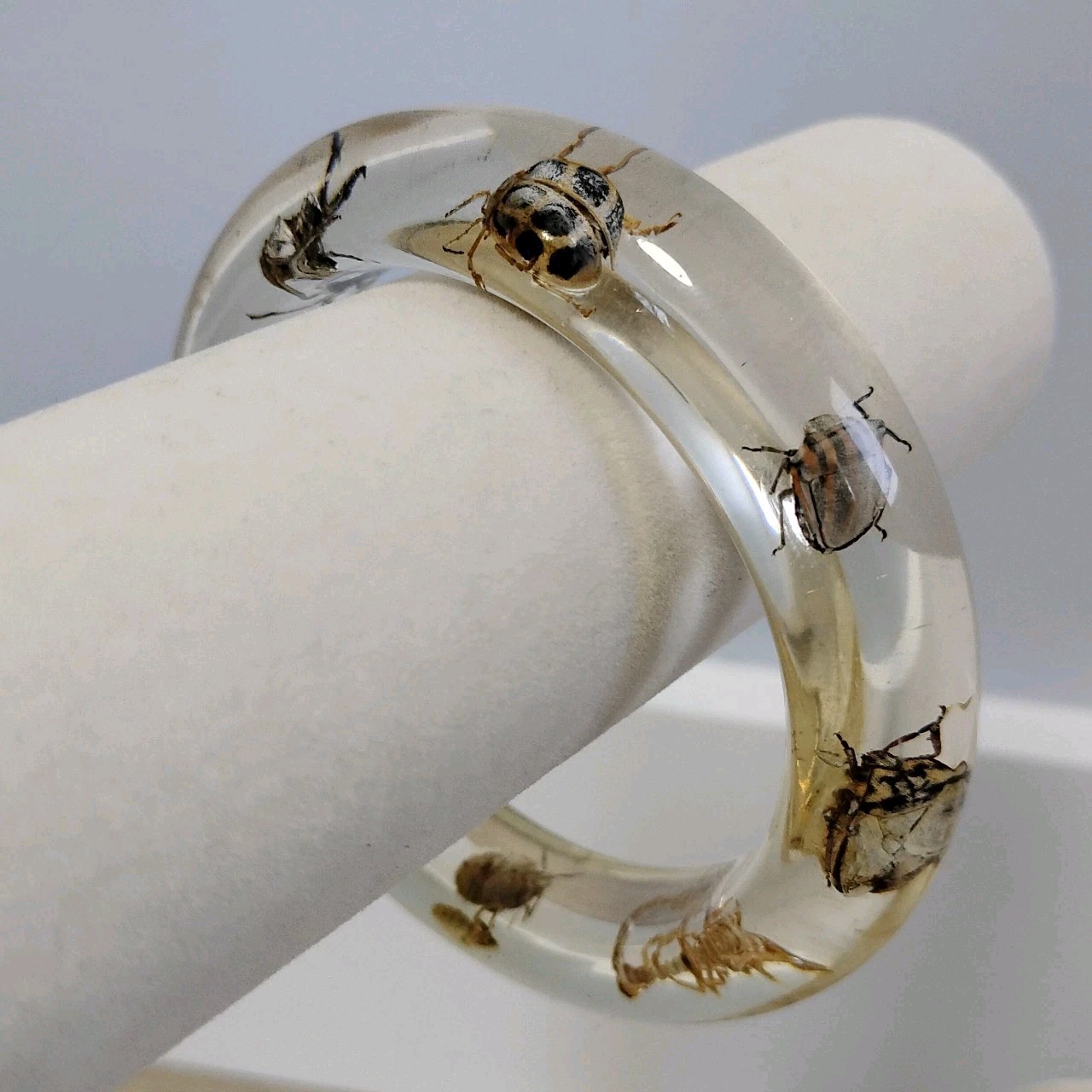 Vtg Clear Bug Bangle Encased Beetles, Scorpion, Insects Sz 7.75 Bracelet