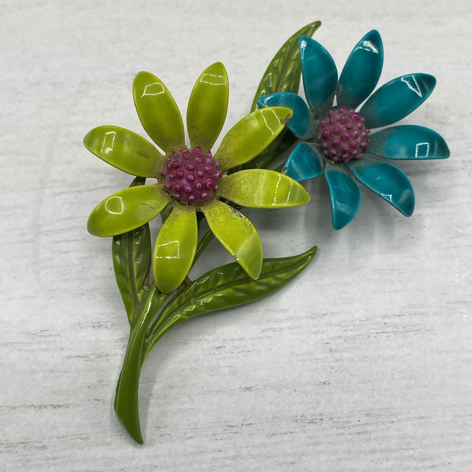VINTAGE RETRO HIPPY MOD BLUE Green ENAMEL METAL DAISY FLOWER W/ STEM BROOCH PIN
