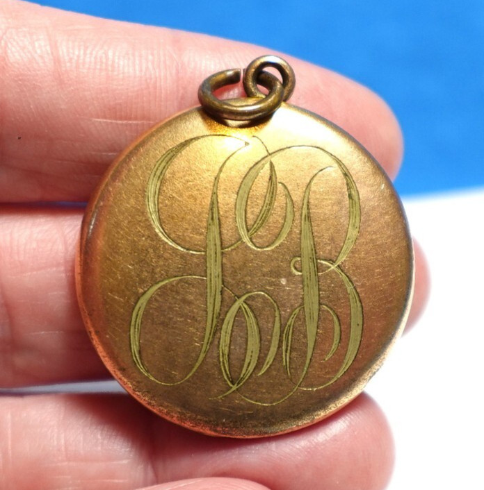 GOLD FILLED FRENCH PASTE ANTIQUE LOCKET REPOUSSE INITIALS LB 10 GRM J-483