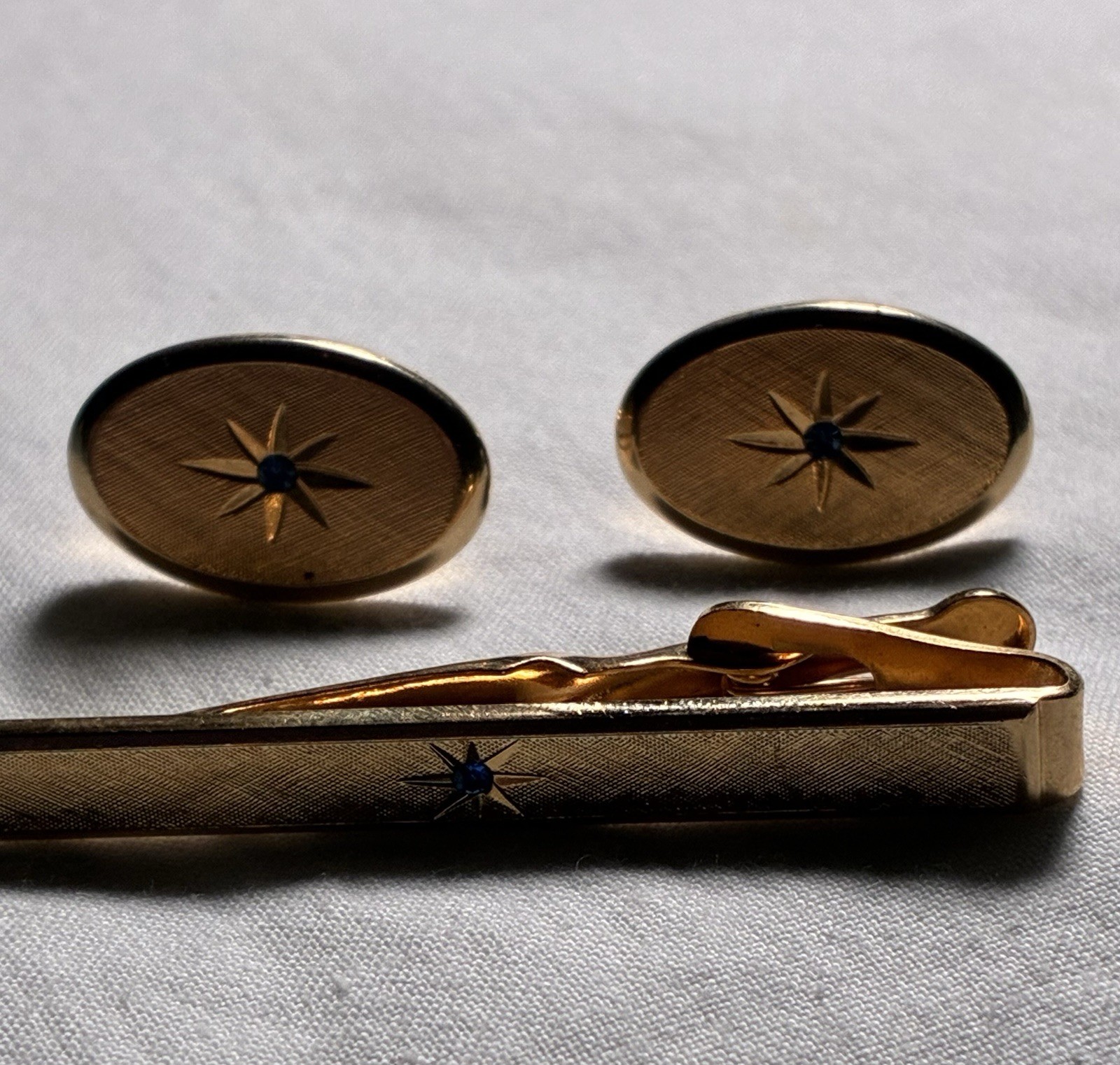 Vintage 1971 Avon Gold Tone Starburst Cufflinks Tie Bar Clip Set Blue Rhinestone