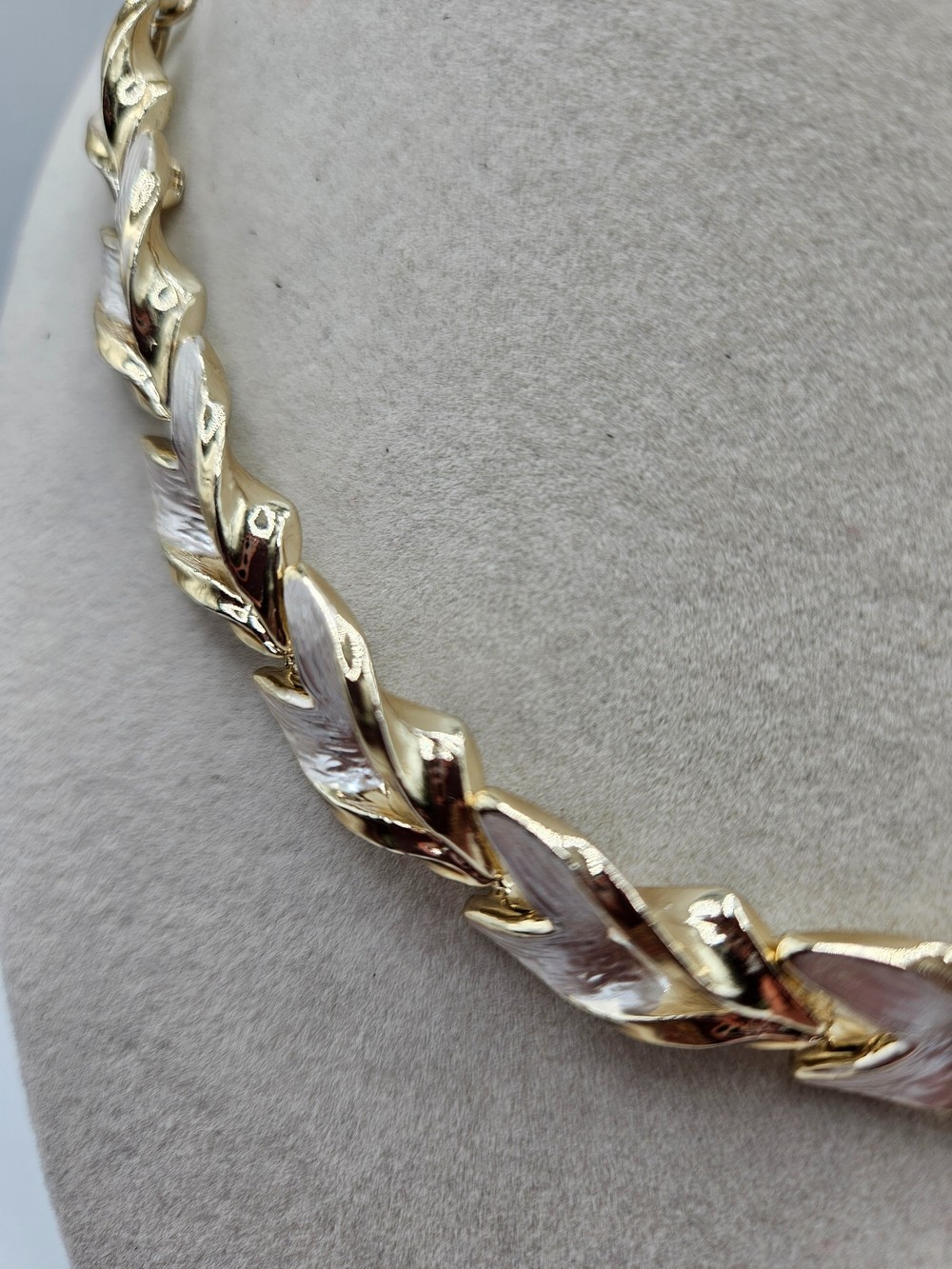VINTAGE Gold and Silver Two-Tone Textured Articulated Leaf Link Choker Necklace