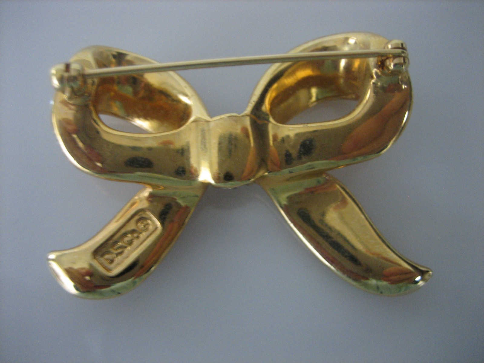 Vintage D.S.Co Daniel Swarovski Rhinestone Gold Tone Ribbon Bow Brooch
