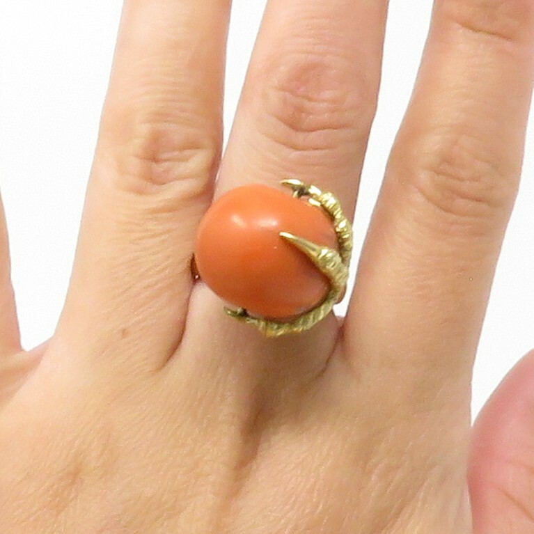NYJEWEL 18k Yellow Gold 17mm Natural Coral Dragon Claw Ring