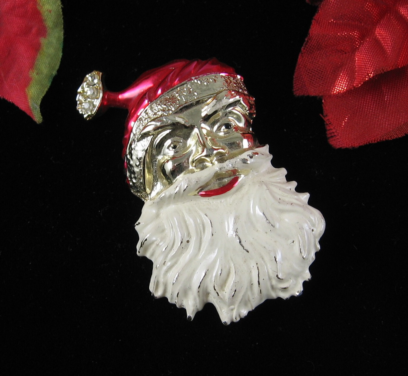 Angry SANTA CLAUS with ATTITUDE PIN Vintage Enamel Booch Goldtone Christmas 2″
