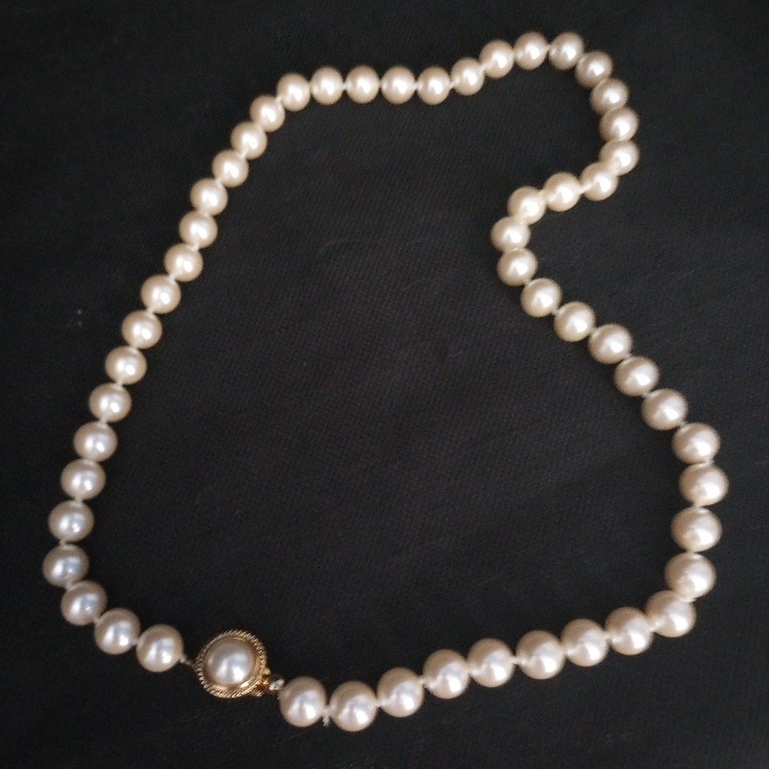 Vtg Classic Hand Knotted Glass Faux Pearls Gold Tone Clasp Necklace 18″ unsigned