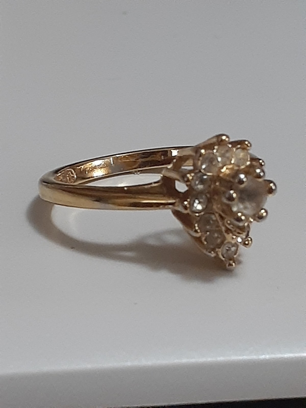 18K HGE prong set clear stone cluster ring, rosette, teardrop shape. Size 6