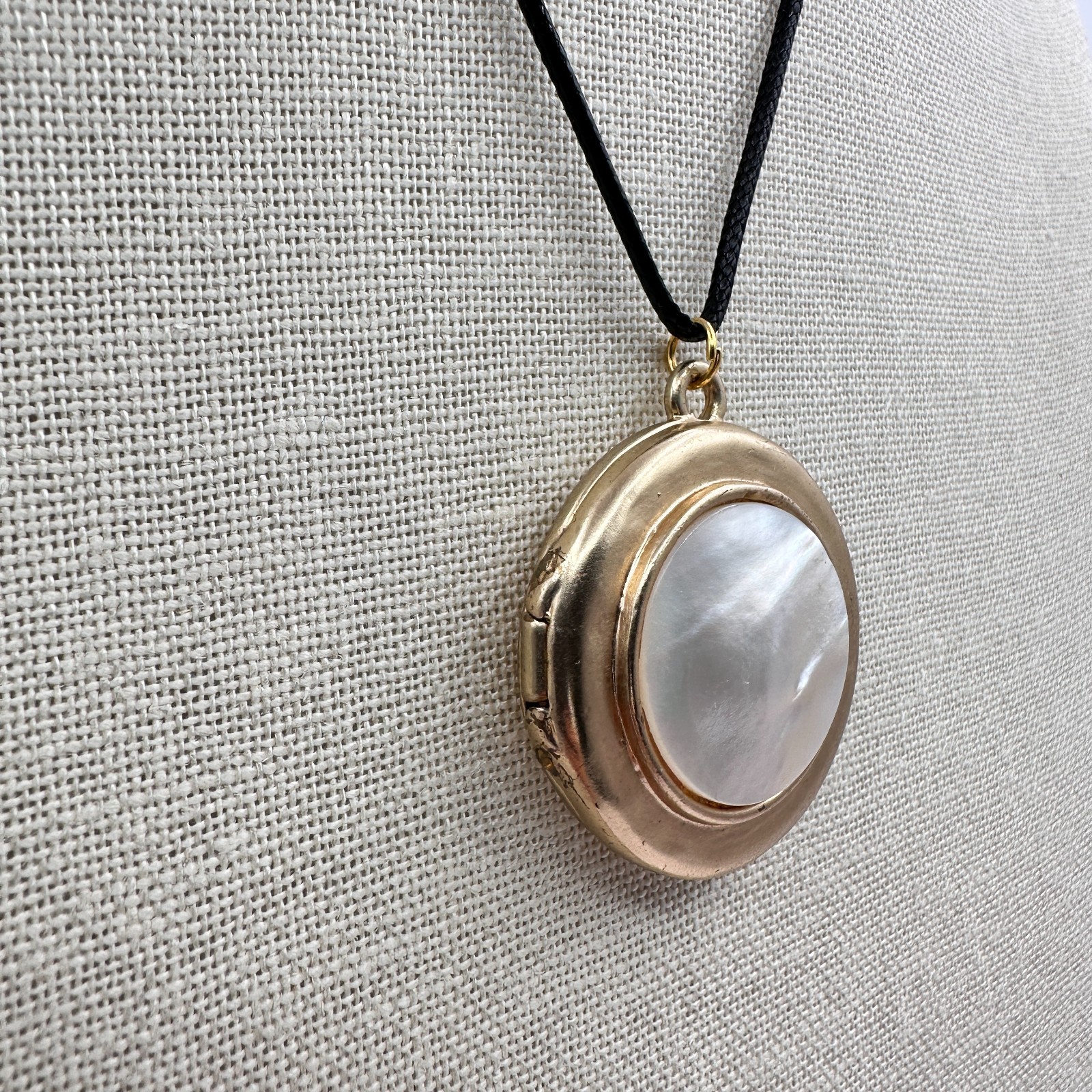 Vintage Y2K Gold Tone Mother of Pearl Pendant Necklace Women’s Classic Jewelry