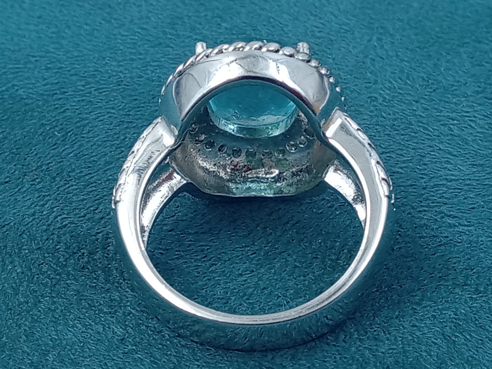 Sterling Silver Ring w. Blue Topaz Oval Center Stone & Clear Trim Stones: Size 6