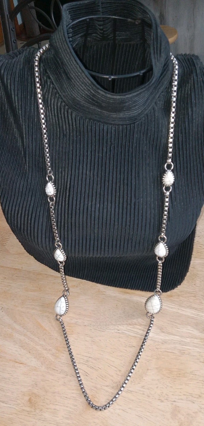 18″ Silver Tone Necklace with White Marbled Cracked Teardrop Design