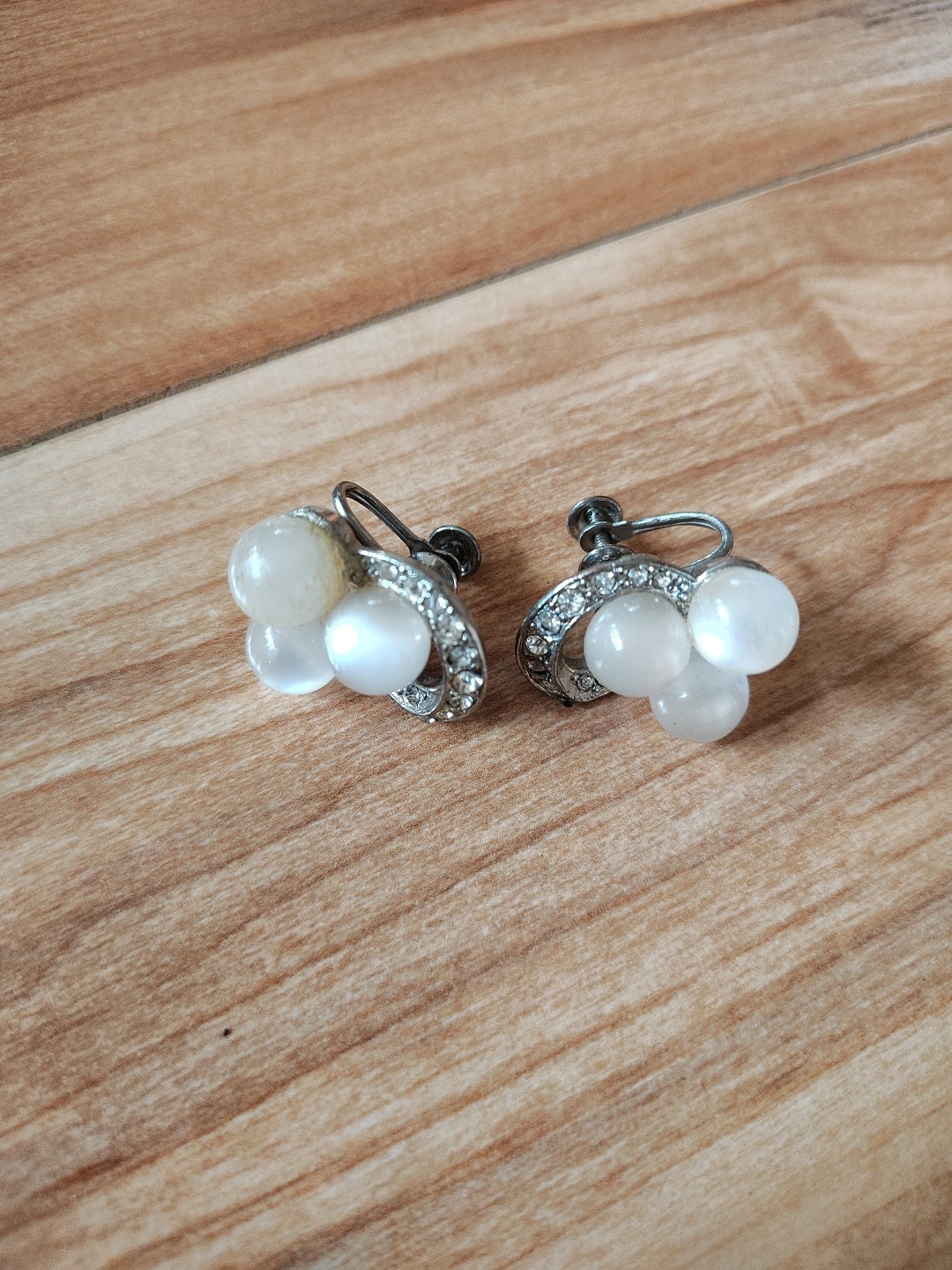 Coro Moonglow Luminous White Grape Bunch Pin & Screw Back Earrings Set Vintage