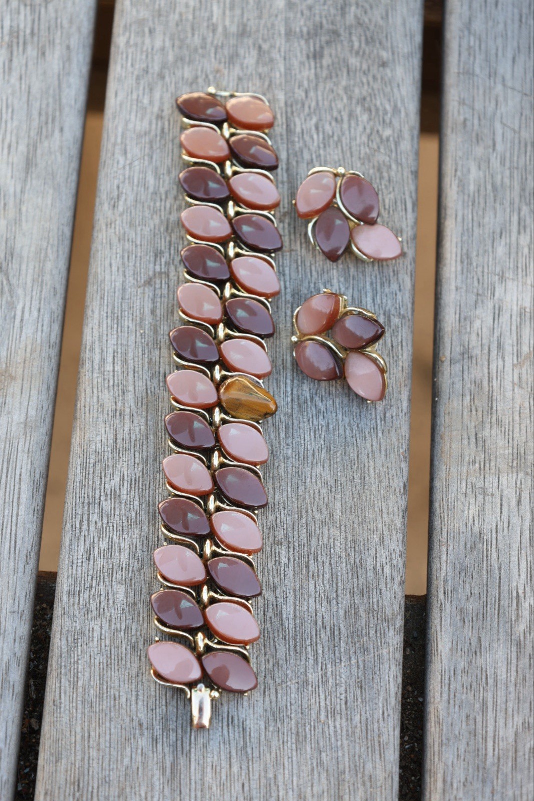 Lisner Thermoset Bracelet Earrings Set Brown Caramel Gold Tone Vintage 1950s