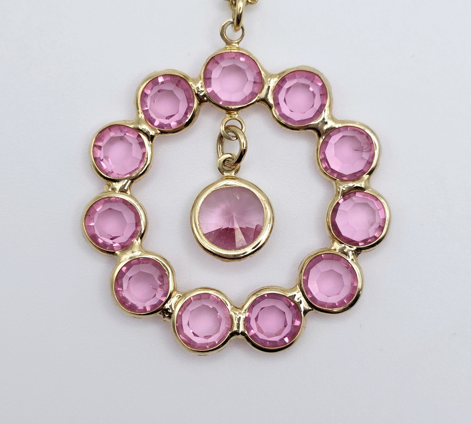 Vtg Gold Tone Pink Rhinestone Bezel Halo Station Pendant Circle Necklace Retro