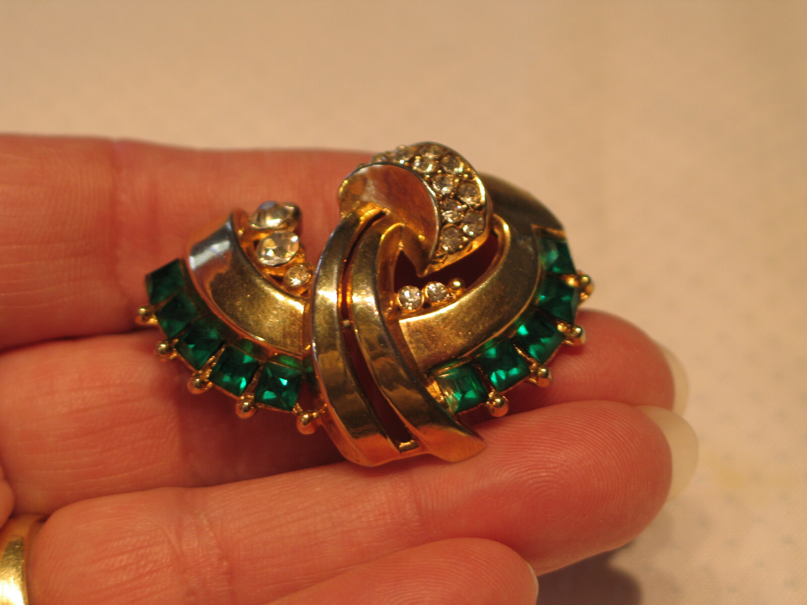 Vintage 1940’s Emerald and Colorless Rhinestone Ribbon Swirl Brooch Pin 1 3/4 In