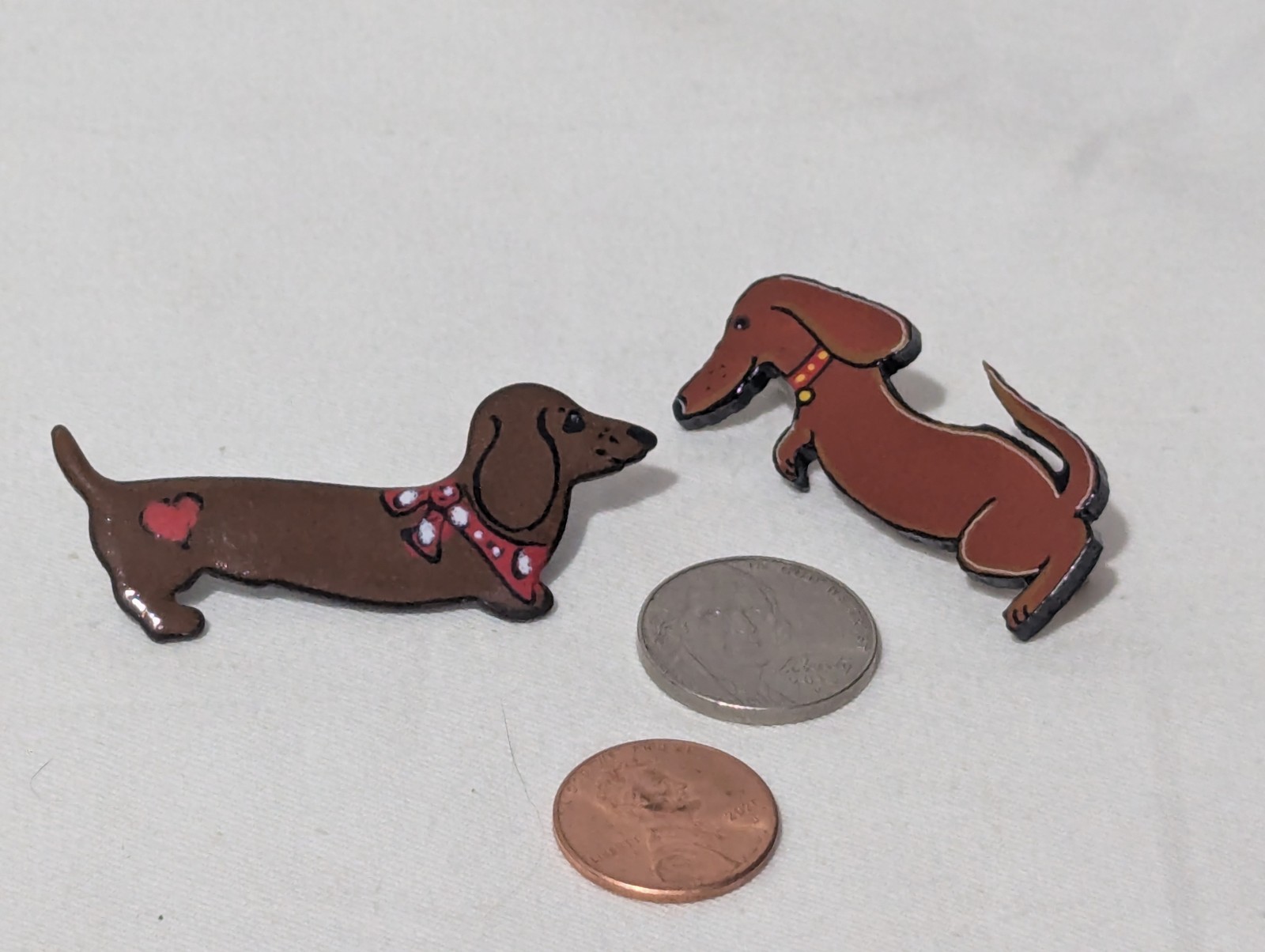 Kat Beals Dachshund Pins 2″ Wood & Ceramic Heart Happy Collar 1993 Lot of 2