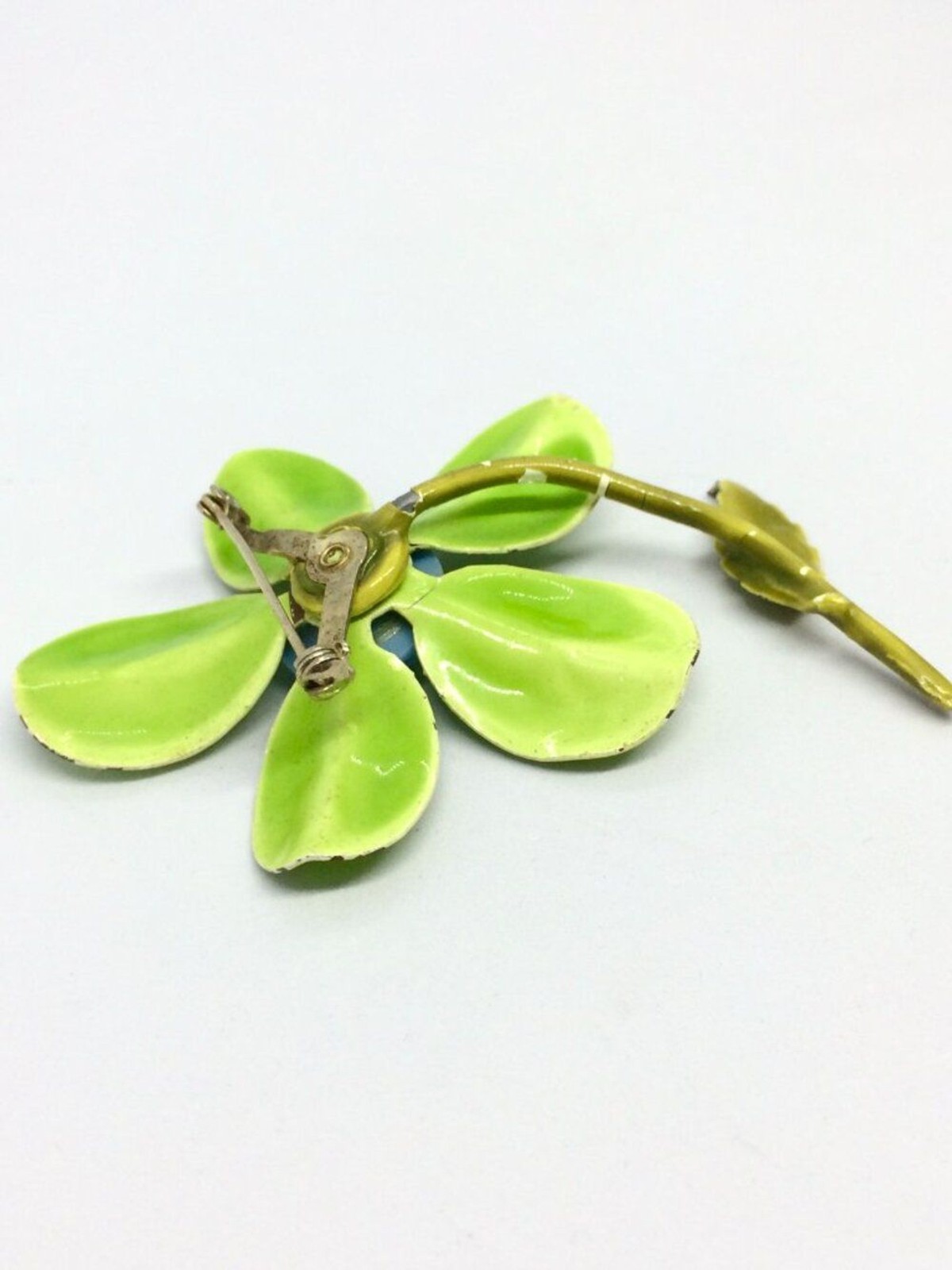 VINTAGE ENAMEL BROOCH Flower Lime Green Blue Molded Plastic Mod Pop Art 60s