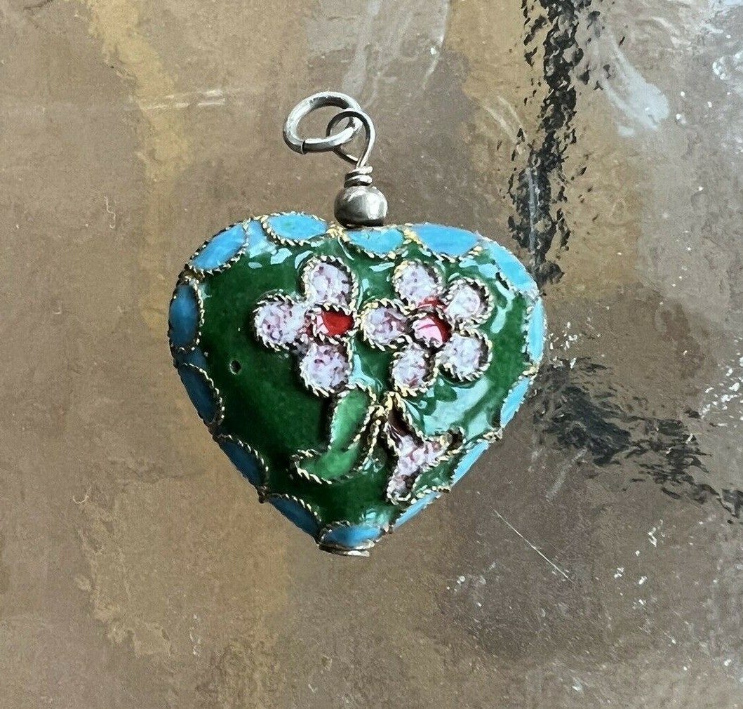 Heart Shaped Pendant With Daisy Flowers About 1″ Wide Enamel Coated