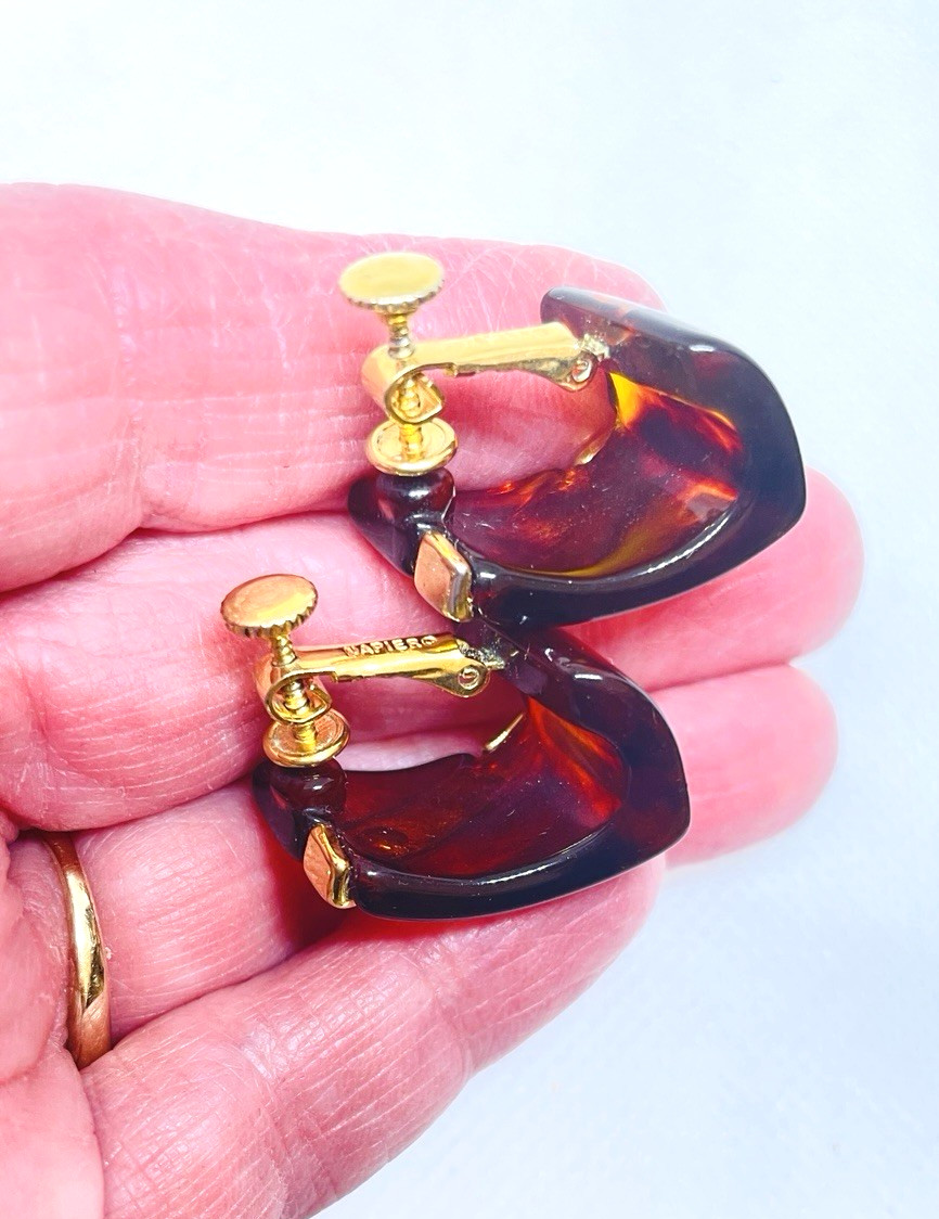 Vintage Napier Faux Amber Resin Screwback Earrings 1″ GoldtoneHigh-end Estate