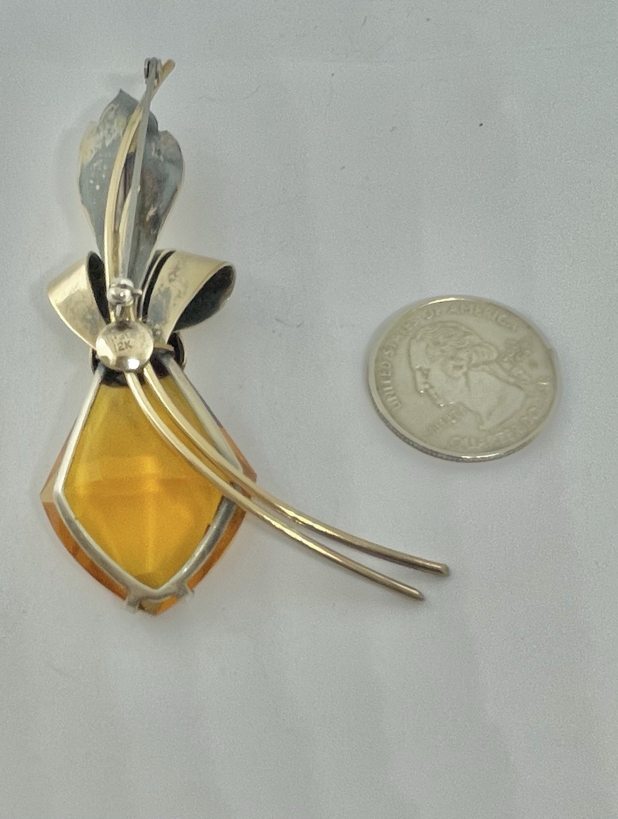 Vintage Retro Era Amber Lozenge Shape Art Glass 1/20 12kt Gold Flower Brooch