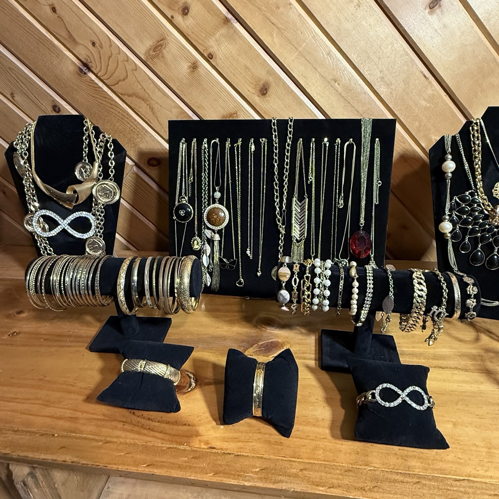 107PC LOT VTG-MODERN JEWELRY L GOLD TONE FEW SIGNED DARIA/GAY BOYER/ETC WEARABLE